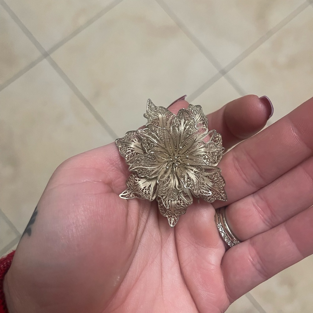 Gorgeous vintage filigree flower brooch - Picture 6 of 6